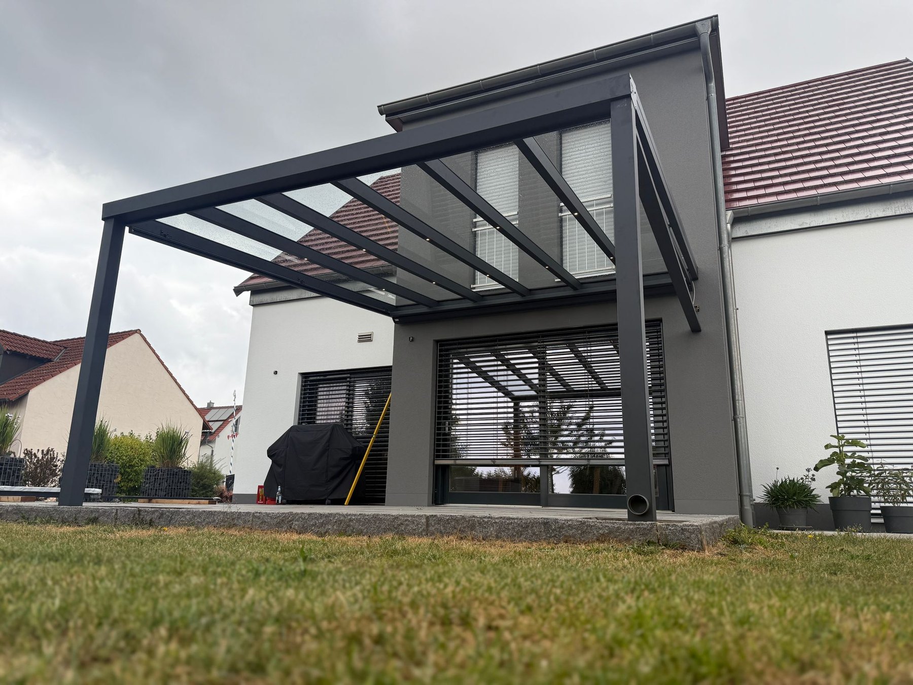 VSG-Glasdach in Anthrazit