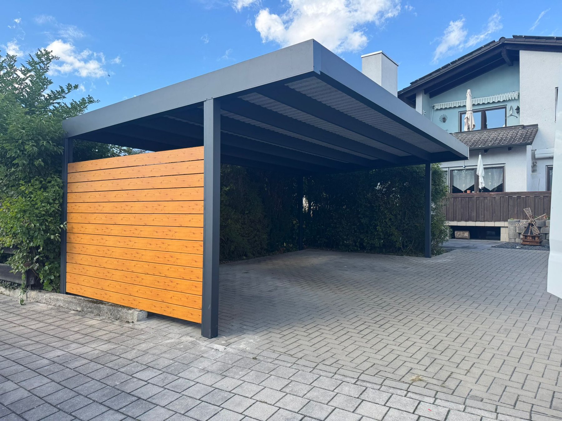 Carport mit Holzoptik-Seitenwand