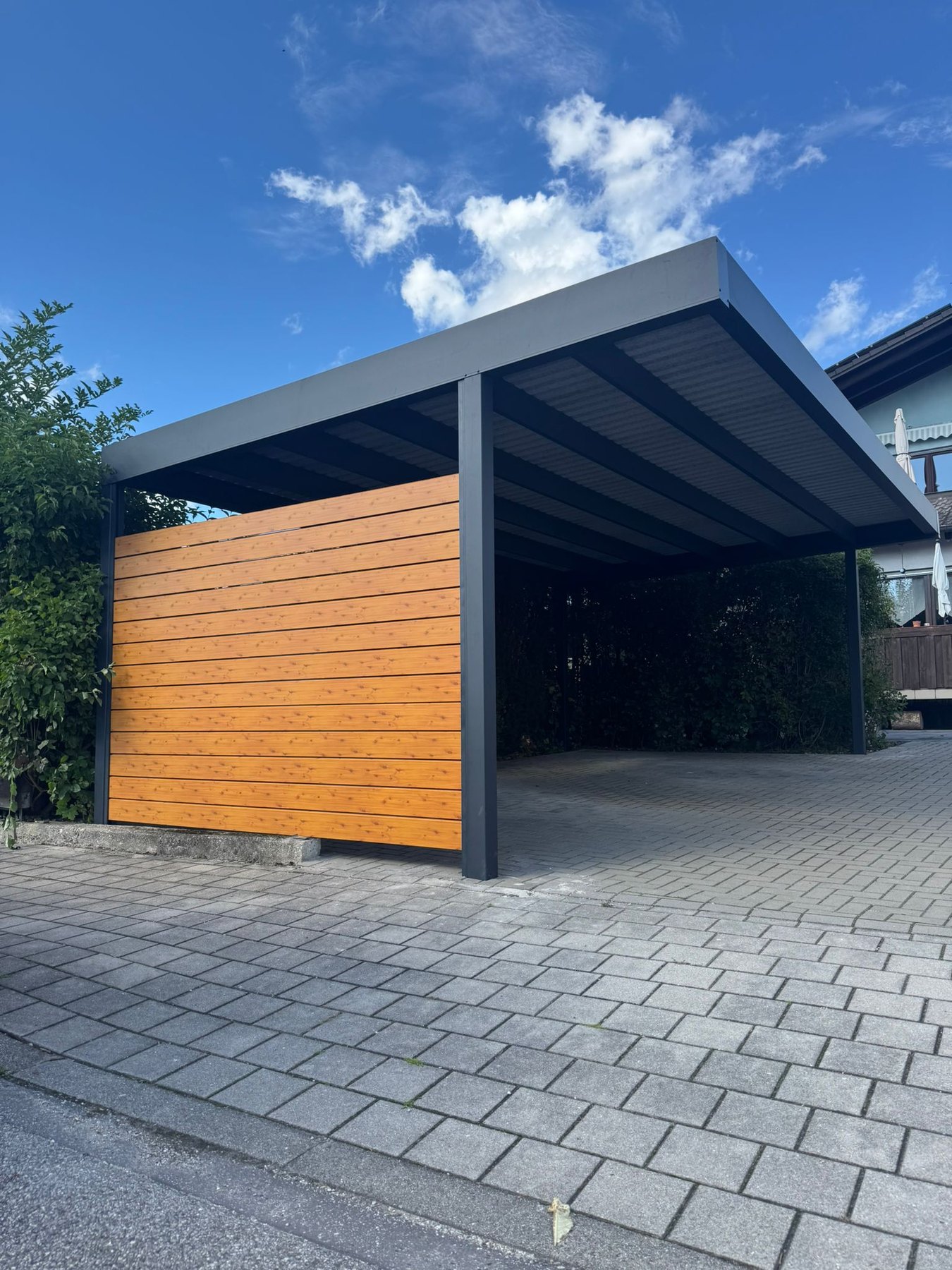 Carport mit dekorativer Seitenverkleidung