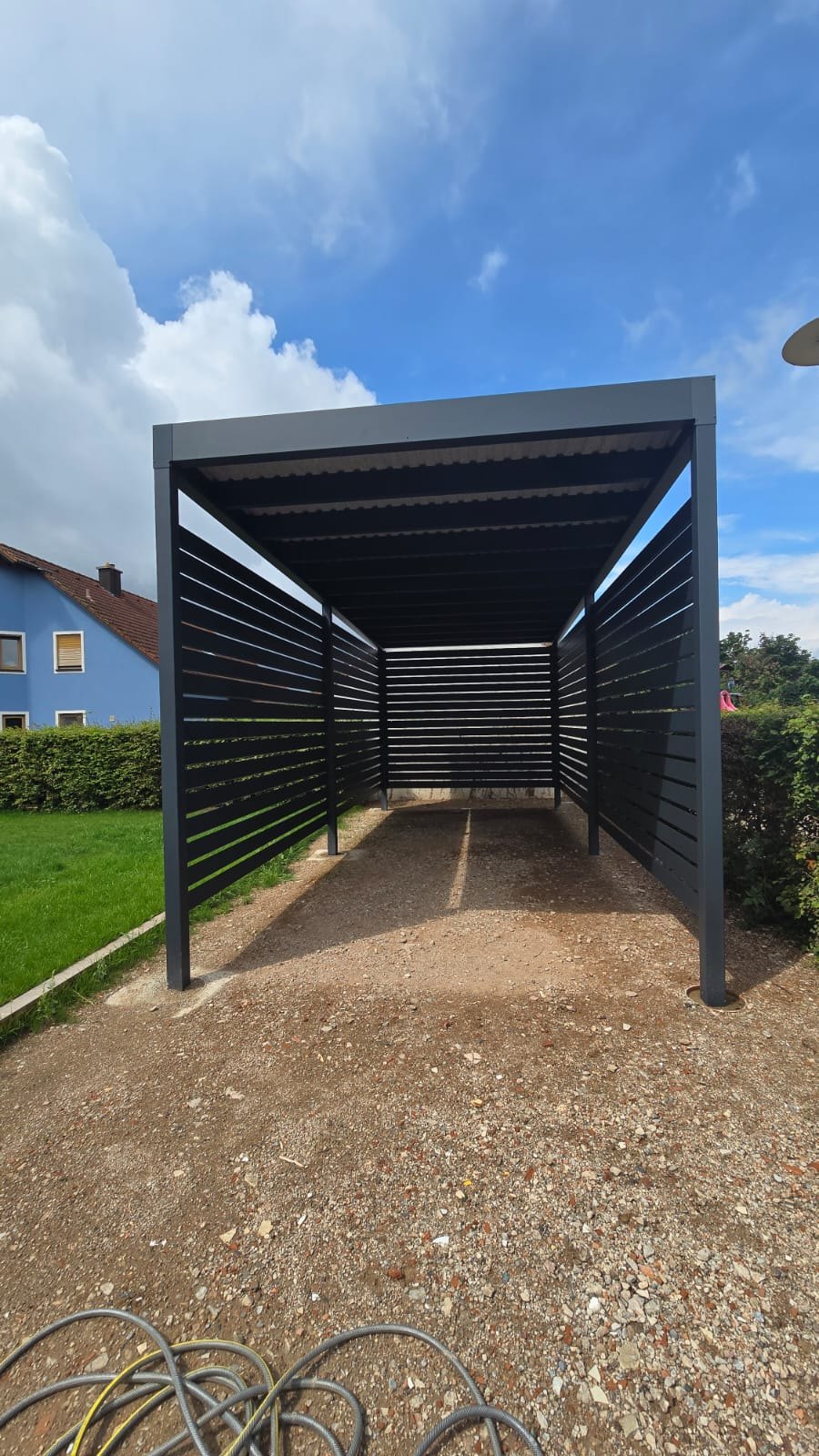 Carport mit Rhombus-Seitenpaneelen