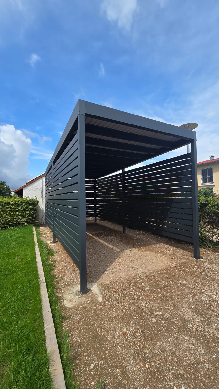 Geschützter Carport mit Seitenpaneelen