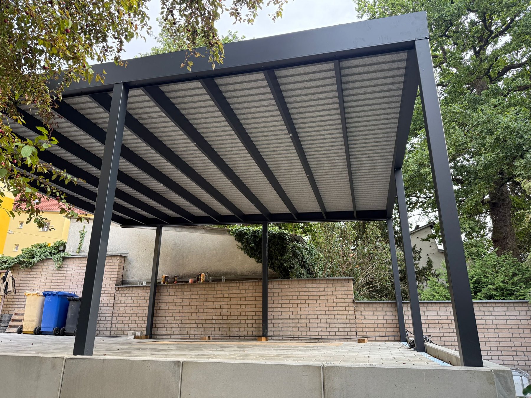 Carport mit eingerückten Pfosten
