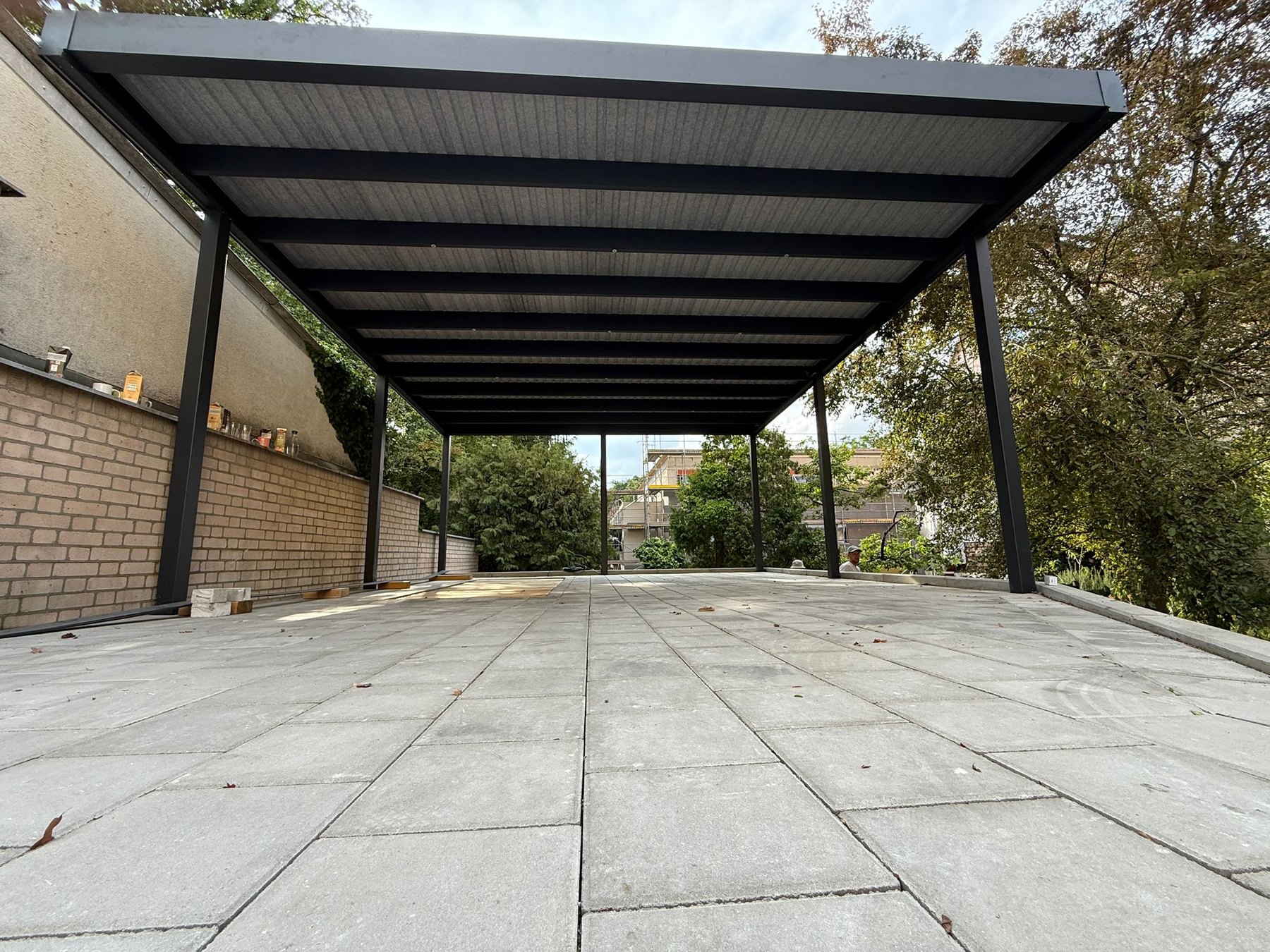 Großzügiger Carport als Sondermaß