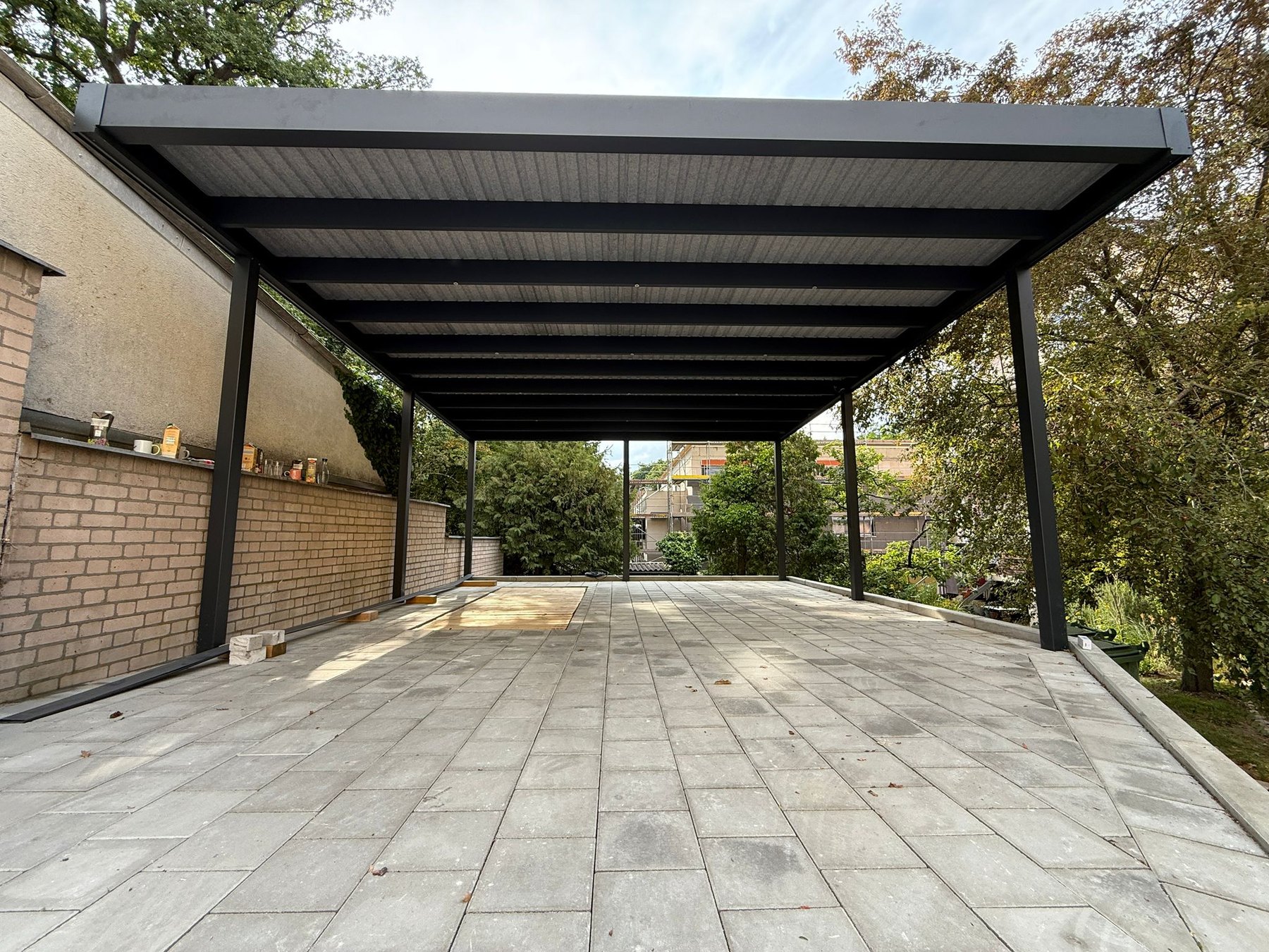 Breiter Carport für mehrere Stellplätze